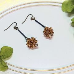 ブラウンビーズのボールピアス