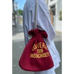 新品 コンバース CONVERSE ポーチ バッグ レッド COLLEGE LOGO 巾着バッグ ショルダー付き ユニセックス カジュアル A4収納可 おしゃれ ブランド トレンド ハンドバッグ 三角巾 サコッシュ プレゼント 贈り物 お出かけコーデ 高級