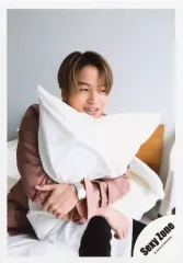 【中古】生写真(ジャニーズ) Sexy Zone/菊池風磨/膝上・衣装ピンク・座り・右向き・クッション抱え・目線右・口開け/アルバム「PAGES」MV＆ジャケ写オフショット/公式生写真