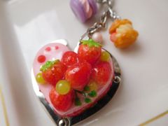 ハート型イチゴケーキのバッグハンガー(バッグチャーム)