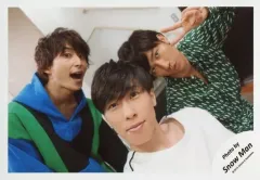 【中古】生写真(ジャニーズ) Snow Man/集合(3人)/横型・上半身・衣装青・緑・黒・白・佐久間口開け・阿部左手ピース/「ジャニーズJr.8・8祭り～東京ドームから始まる～」セルフィー/公式生写真