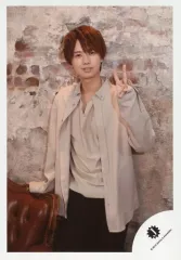 【中古】生写真(ジャニーズ) HiHi Jets/井上瑞稀/膝上・衣装ベージュ・黒・左手ピース・歯見せ/「DREAM BOYS」グッズオフショット/公式生写真