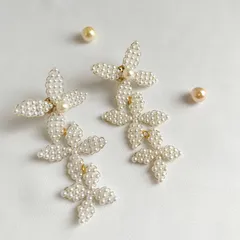 【2025婚トレンド】花嫁　パール　フラワー　ピアス　3連　ピアス　大ぶり　淡水パール　ブライダル　ウェディング　ドレス　結婚式　花嫁　華やか　揺れる　花　花びら　トレンド　前撮り　成人式　和装　振袖　春