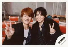 【中古】生写真(ジャニーズ) SixTONES/森本慎太郎・松村北斗/横型・上半身・衣装黒・片手ピース・笑顔/シングル「Imitation Rain / D.D.」MV＆ジャケ写オフショット/公式生写真