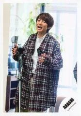 【中古】生写真(ジャニーズ) 嵐/相葉雅紀/膝上・衣装赤白・両手パー・口開ける/シングル「君のうた」MV＆ジャケ写撮影オフショット/公式生写真