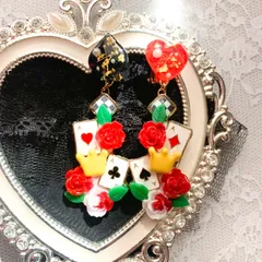 ☆トランプマーク選択可☆薔薇とトランプ 王冠のサージカルステンレスピアス