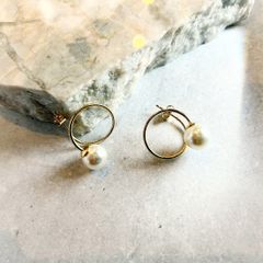 【amplis / アンプリス】pearl kyu pierce -Gold-  /  ピアス パール ゴールド