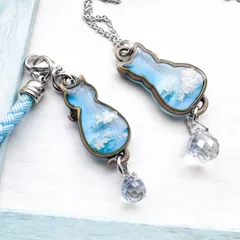 空を切り取った猫の形のネックレスとストラップセット