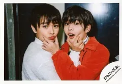 【中古】生写真(ジャニーズ) なにわ男子/大西流星・長尾謙杜/横型・バストアップ・衣装白・赤・向かい合い・片手頬挟み・室内/「関西ジャニーズJr. LIVE 2019 Happy 2year!! ～今年も関ジュとChu Year!!～」オフショット/公式生写真