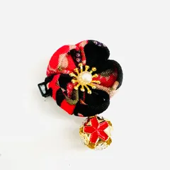 【和風髪飾り】さくらモチーフ つまみ細工風クリップ（鈴付き）七五三・夏祭り・ひな祭り・お正月・写真撮影にも／子供向けヘアアクセサリー  /黒×赤ゴールド系