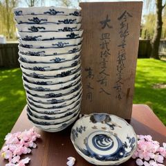 美品　古伊万里　陶器　年代物　盛り皿　角皿　八角絵皿　線画　山水の絵柄が素敵な 古伊万里 八角絵皿 [山水風景文図] 染付 年代物 八角皿 角皿
