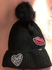 極美品　タグ付き　୨୧ ⑅  victoria secret  ヴィクトリアシークレット　ニット帽　黒　ブラック　ポンポン　ワッペン　フリーサイズ　 ⑅୨୧