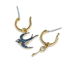 美品 SWAROVSKI スワロフスキー タロットマジッ ピアス 5490910 ゴールドカラー フープ ツバメ キー クリスタル レディース　240001102812