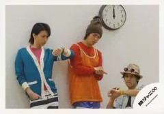 【中古】生写真(ジャニーズ) 関ジャニ∞/大倉忠義・丸山隆平・錦戸亮/大倉丸山上半身・錦戸バストアップ・横型・衣装大倉青・衣装丸山橙色・錦戸水色・左腕時計見てる・時計・/公式生写真