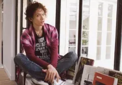 【中古】生写真(男性) KENN(不二裕太)/横型・全身・座り・衣装チェック柄ピンク.黒・私服ショット/ミュージカル『テニスの王子様』コンサートDream Live 7th