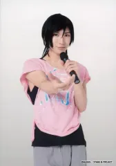 【中古】生写真(男性) 大海将一郎(寺光唯月)/膝上・Tシャツピンク・右手差し出し・背景グレー白・キャラクターショット/「B-PROJECT on STAGE 『OVER the WAVE!』 REMiX」ブロマイド(個人セット)