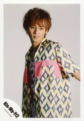 【中古】生写真(ジャニーズ) Kis-My-Ft2/藤ヶ谷太輔/上半身・衣装白・黄色・青・黒・ピンク・体左向き・口閉じ・背景白/「Sha la la☆Summer Time」PV＆ジャケ写撮影/公式生写真