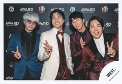 【中古】生写真(STARTO) WEST./重岡大毅・桐山照史・神山智洋・□田崇裕/横型・膝上/「WEST. 10th Anniversary LIVE TOUR AWARD」グッズオフショット/公式生写真