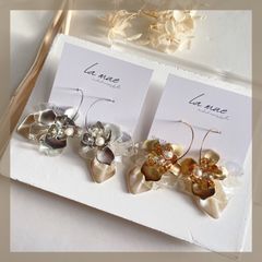 《サージカルステンレス ニッケルフリー フープ》ハンドメイドピアス メタルフラワー マット ゴールド シルバー 淡水パール オーロラ花びら ブライダル  アレルギー対応 《イヤリング変更可能》