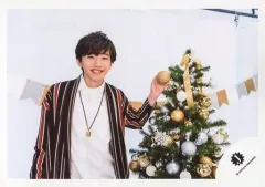【中古】生写真(ジャニーズ) 関西ジャニーズJr./道枝駿佑/横型・衣装赤紺白・バストアップ・左手オーナメント触る・体正面/「X’mas Party!! 2018」グッズオフショット