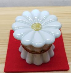 極美品】三川内焼（平戸焼） 白磁 菊花細工 香合 小物入れ ※箱なし
