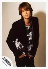【中古】生写真(ジャニーズ) 山下智久/膝上・衣装黒.銀・両手ポケット・目線左・ロゴ「TOMOHISA YAMASHITA」/公式生写真のサムネイル