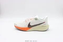 【今日特価】ナイキのランニングシューズ 白と茶色（ブラウン）とオレンジ HV5975 - 102
