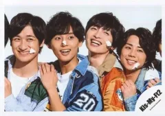 【中古】生写真(ジャニーズ) Kis-My-Ft2/集合(4人)/横型・バストアップ・衣装紺白オレンジ・顔にクリーム/アルバム「Yummy!!」ジャケ写撮影オフショット/公式生写真
