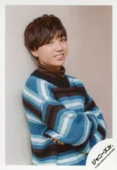 【中古】生写真(ジャニーズ) 関西ジャニーズJr./河下楽/上半身・衣装青・白・茶色・腕組み・右向き・笑顔・寄りかかり/「関ジュ 夢の関西アイランド 2020 in 京セラドーム大阪 ～遊びにおいでや!満足 100%～」グッズオフショット/公式生写真