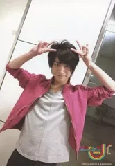 【中古】生写真(ジャニーズ) 7WEST /新垣祐斗/上半身・衣装赤・インナーグレー・両手ピース・口閉じ「関西ジャニーズJr.春休みスペシャルコンサート2012」/公式生写真