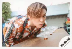 【中古】生写真(ジャニーズ) Kis-My-Ft2/千賀健永/横型・上半身・衣装オレンジ.白.緑・前屈み・右向き/アルバム「To-y2」MV＆ジャケ写オフショット/公式生写真