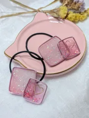 ピンクのスクエアヘアゴム