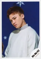 【中古】生写真(ジャニーズ) Kis-My-Ft2/二階堂高嗣/上半身・衣装白・グレー・左向き・首傾げ・背景青/「Kis-My-Ft2 LIVE TOUR 2018 YOU＆ME Extra Yummy!!」グッズオフショット/公式生写真 