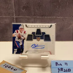 2021 Panini Chronicles Momentu Mac Jones 42/49 直筆サインカード New England Patriots Triple ジャージ パッチ カード