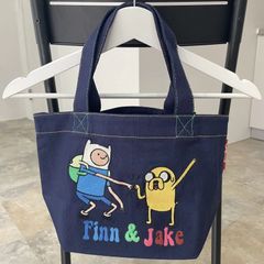 【アドベンチャータイム】【 Adventure thyme】 人気！Jake ジェイク＆Finn フィン　刺繍トートバッグ◆ランチトート◆キャンバストート 【ネイビー】紺