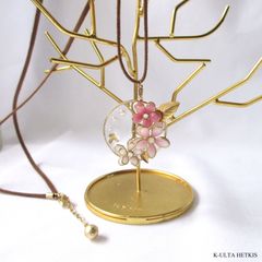丸窓からお花畑のネックレス（革ヒモ）