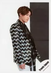 【中古】生写真(ジャニーズ) Travis Japan/吉澤閑也/膝上・衣装黒.白・右手下・右向き/「Travis Japan LIVE TOUR 2020 ENTER 1234567」グッズオフショット/公式生写真
