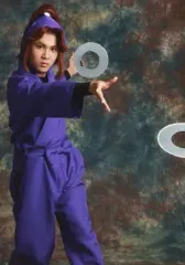 【中古】俳優 樋口裕太(平滝夜叉丸)/膝上・衣装紫・右手戦輪・背景グレー・キャラクターショット/ミュージカル「忍たま乱太郎」第四弾 「最恐計画を暴き出せ!!」再演 生写真