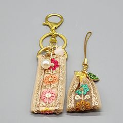 [152]インド刺繍リボンのキーホルダー（バッグチャーム）とストラップの2点セット（ベージュ系、金具：ゴールド系）、ハンドメイド