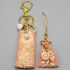 [154]インド刺繍リボンのキーホルダー（バッグチャーム）とストラップの2点セット（ピンク系、金具：ゴールド系）、ハンドメイド
