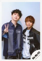 【中古】生写真(ジャニーズ) Kis-My-Ft2/玉森裕太・北山宏光/膝上・衣装黒.白・玉森右手ピース/「Kis-My-Ft2 LIVE TOUR 2020 To-y2」グッズオフショット/公式生写真