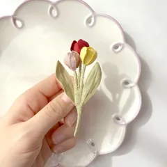 チューリップの花束| 布花ブローチ　小ぶりでシンプルなコサージュ　ナチュラル　フォーマル　卒業式　入学式　誕生花　春