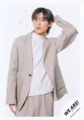 【中古】生写真(STARTO) Snow Man/目黒蓮/膝上/「WE ARE! Let’s get the party STARTO!!」グッズオフショット/公式生写真