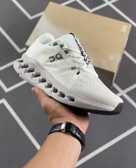 オン　emmi&on  cloudpulse    23.5cm オンemmi&on cloudpulse 23.5cm