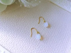 チェコシズク ホワイトオパールのゴールドピアス　小さめ（フック）
