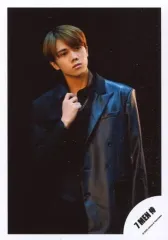 【中古】生写真(ジャニーズ) 7 MEN 侍/佐々木大光/上半身・衣装黒・右手襟・左手下・目線右・背景黒/Johnnys’ ISLAND STORE グッズオフショット’20夏/公式生写真