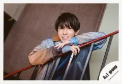 【中古】生写真(ジャニーズ) Aぇ! group/末澤誠也/横型・バストアップ・両手手すり・カメラ目線/「Aぇ! group Zepp LIVE 2020 STARTING NOW 413」グッズオフショット/公式生写真