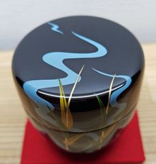 【逢絢亭・新品】茶道具 棗 中棗 黒漆塗 葦に流水 木質 合成漆塗 職人さん協賛シリーズ 紙箱入り