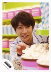 【中古】生写真(ジャニーズ) 嵐/相葉雅紀/バストアップ・衣装グレー・右手ポップコーン・笑顔・「ARASHI LIVE TOUR Popcorn」/公式生写真