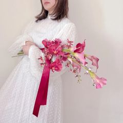 ビビッドピンクカラーの縦長クラッチブーケ　ウェディングブーケ　ブートニア付　アーティフィシャルフラワー　造花　胡蝶蘭　カラーリリー